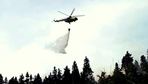 VIDEO: Hasiči na Gemeri celú noc bojovali s lesným požiarom. Zasahoval aj vrtuľník
