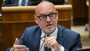 Gröhling tvrdí, že započul debatu koaličných poslancov. Majú pripravovať etický kódex pre médiá