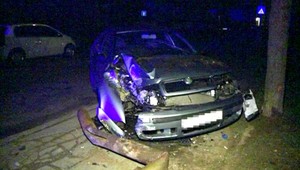 Len jeden pohľad na mobil... a auto skončilo v stĺpe