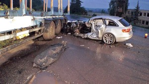 Tragická nehoda pri Zvolene. Náraz bol taký silný, že mladíka odhodilo do odstaveného kamiónu