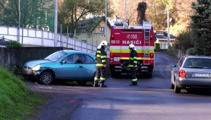 Mladá vodička (26) dostala na zľadovatenej ceste šmyk. Letieť po ňu musel záchranársky vrtuľník
