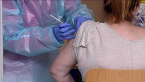 Dôjde k prehodnoteniu očkovacej stratégie? Odborníci v tom majú jasno