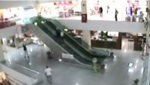 Šokujúce video! Chlapček spadol z eskalátora