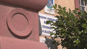 Zaujímal sa o Hitlera a na počítač napísal protižidovské heslo. Problémového stredoškoláka zadržala polícia