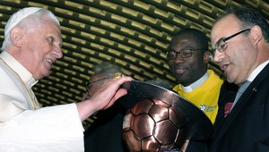 Kňaz stratil nervy a hodil po rozhodcovi tričko