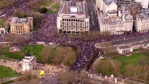 Desaťtisíce Britov demonštrujú  a žiadajú nové referendum o odchode z Európskej únie