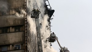 VIDEO: Horiaca výšková budova v Teheráne sa zrútila