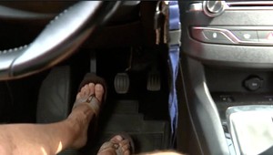 Šoférujete v lete radi v šľapkách? Nevhodná obuv sa môže vypomstiť najmä týmto vodičom