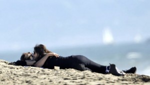 Tehotná modelka a hollywoodsky krásavec. Horúce chvíle na pláži!