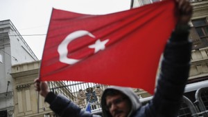 Otvorená roztržka medzi Holandskom a Tureckom. V Istanbule sa demonštruje