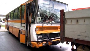 Autobus so školákmi sa zrazil s nákladiakom a MHD, 13 zranených