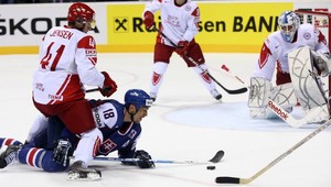 Proti Dánsku v bránke Ján Laco. Na ľade 19 korčuliarov