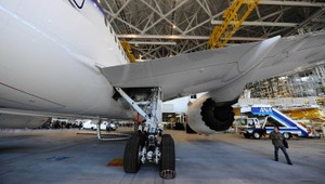 Drogová razia v továrni Boeingu! Zadržali 37 ľudí