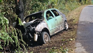 Mohlo to skončiť tragédiou: Auto po náraze do stromu začalo horieť