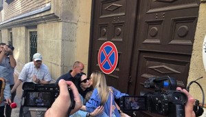 Varholíková je na slobode. Pred bránou väznice na ňu čakala aj mladšia dcéra