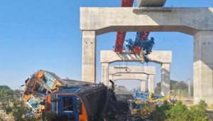 Žeriav sa zrútil na idúci vlak, hlásia desiatky mŕtvych a zranených