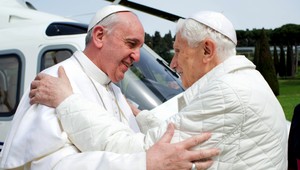 Emeritný pápež Benedikt XVI. varoval Františka. Vo svojej novej knihe sa vyslovil proti zrušeniu celibátu