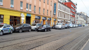 Po Brne pobehoval muž so zbraňou. Časť centra mesta uzavreli