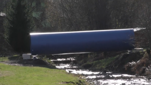 V najvýchodnejšej obci na Slovensku bola osadená netradičná lávka cez potok