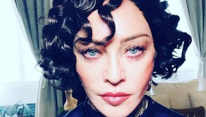 FOTO: Zvečnila sa na toalete a tvrdí, že pije vlastný moč