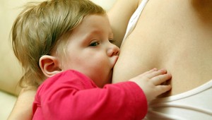 Facebook povolil fotografie dojčiacich žien na sociálnej sieti