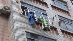VIDEO: Malá Číňanka vypadla z balkóna, zostala visieť na vešiaku