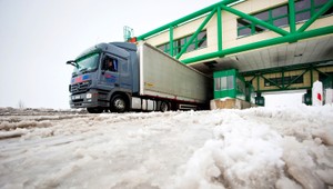 POČASIE AKTUÁLNE. Popadané stromy, skrížené kamióny...