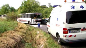 Havaroval autobus plný detí, 6 z nich skončilo v nemocnici