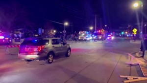 Hrôza v USA: Auto vrazilo do predvianočného sprievodu. Päť ľudí zomrelo, medzi zranenými aj deti