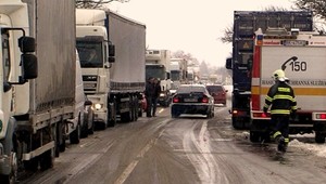 Reťazová nehoda! Auto dostalo šmyk, skončilo v kamiónoch