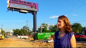 Originálny nápad. Manželke hľadá prácu pomocou bilbordu
