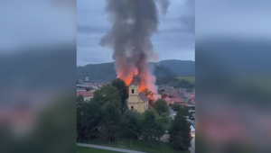 Oheň zničil štyri domy. Zúfalí majitelia obviňujú svojich susedov