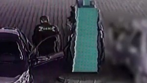 VIDEO: Muž sa prezliekol za policajta, na benzínkach tankoval zadarmo