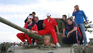 Rusi vytiahli ťažké zbrane! Ovečkin so spoluhráčmi jazdili v tanku