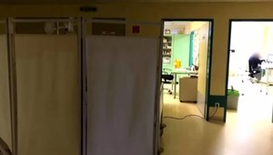 Onkologická pacientka, ktorú po operácii nechali dva dni ležať na chodbe, už leží v izbe na ARE