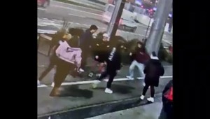 VIDEO: Pri obchodnom centre napadli mladíka. Vinník sa udal sám