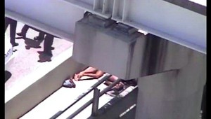 Scéna ako z hororu! Nahý muž požieral tvár inému naháčovi