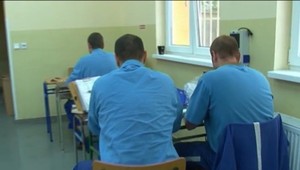 Väzni sa sťažujú, že za prácu dostávajú málo peňazí. Niektorí sa dokonca voči štátu za mrežami zadĺžia