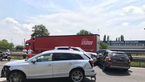 Na bratislavskom obchvate sa zrazili tri autá