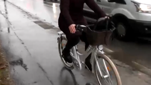 Kuriózny manéver: Cyklista s promile dostal prednosť a narazil do policajného auta