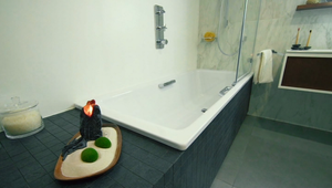 Zamestnanec hotela nainštaloval do kúpeľne izby minikameru. Hrozia mu 2 roky väzenia