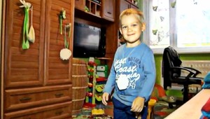 Tobias potrebuje pomoc, pre obrnu má ťažkosti s chôdzou