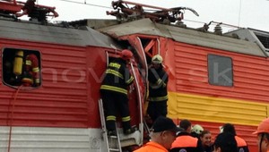 Zrážka vlakov v Bratislave. Stav rušňovodiča je vážny