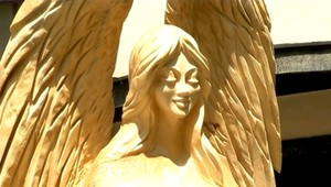 Anjel sa zjavil na úrade v Humennom a obyvatelia sa tešia