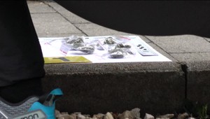 Dílerov, ktorých pri razii v Snine zatkli priamo pri čine, obvinili