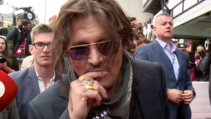 Johnny Depp je v Prahe, z auta mu vyskočila TÁTO rozkokošená blondínka v spodnej bielizni!