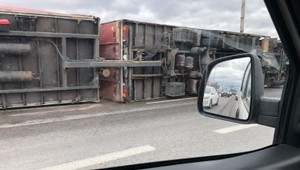 Na viacerých úsekoch hlásia obmedzenia. Víchrica prevrátila kamióny, popadali aj stromy