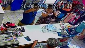 Dvojici rýchlych zlodejov zatiaľ praje šťastie, polícia po nich pátra