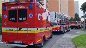Oheň v bytovke: Hasiči zasahovali pri požiari v jednom z bytov