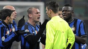 Sneijder si vytlieskal dištanc, Materazzi oslavoval trimf nad AC v maske Berlusconiho